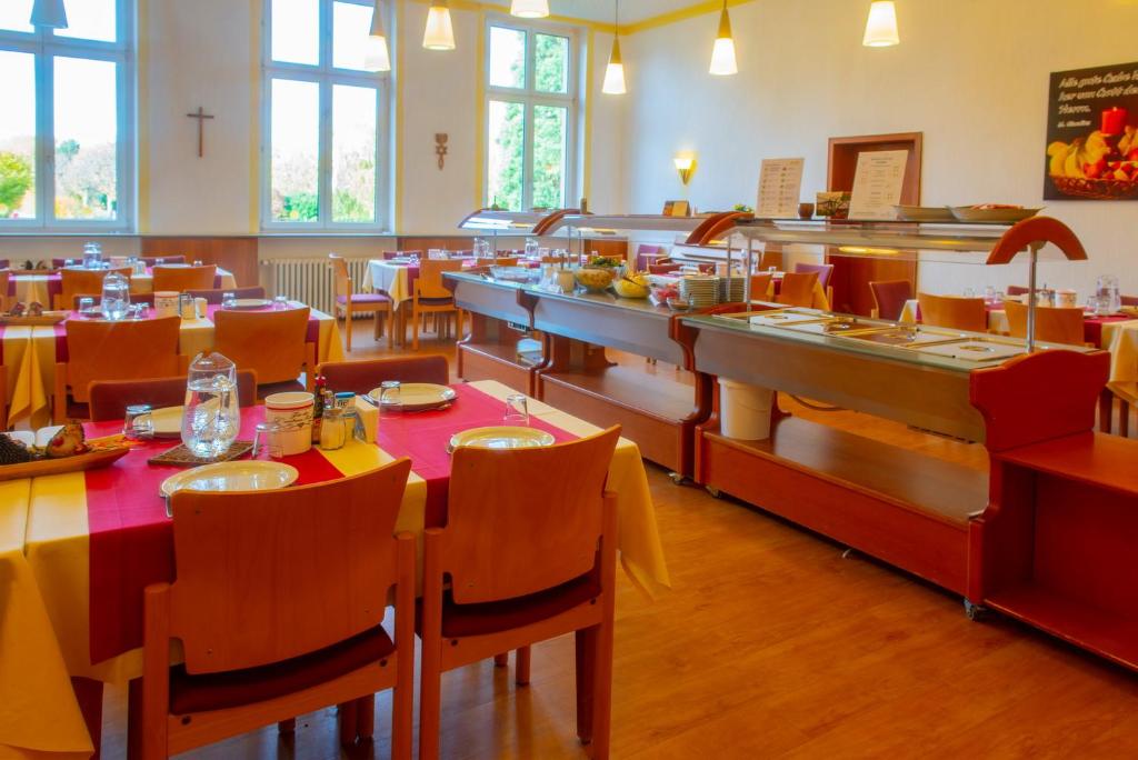 Restaurace v ubytování Christliche Gästehäuser Weinstraße