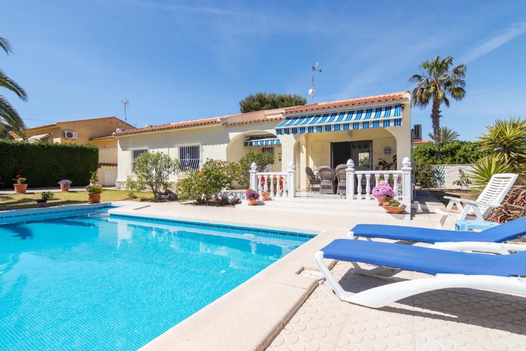 Bazén v ubytovaní Charming one-floor villa with private pool in Los Balcones alebo v jeho blízkosti