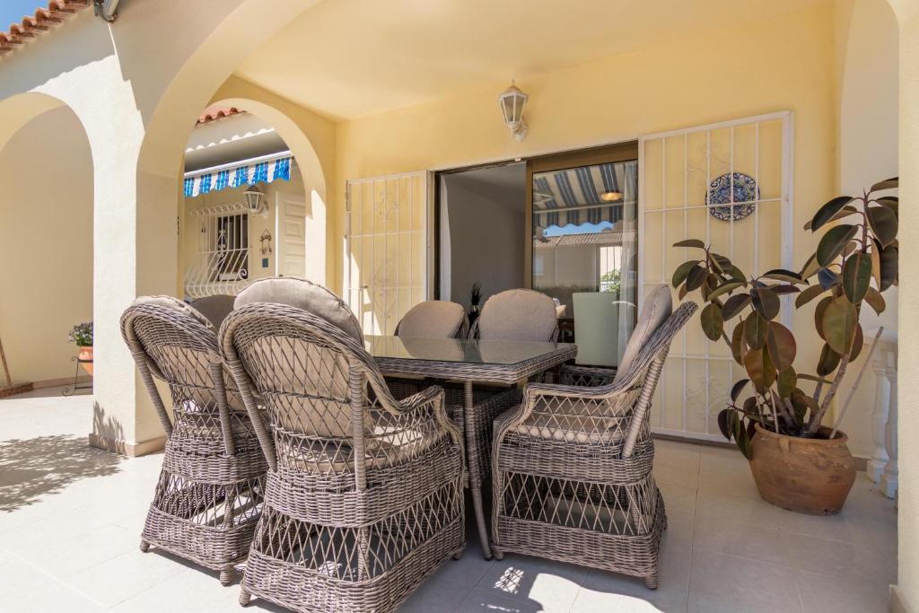 Posedenie v ubytovaní Charming one-floor villa with private pool in Los Balcones