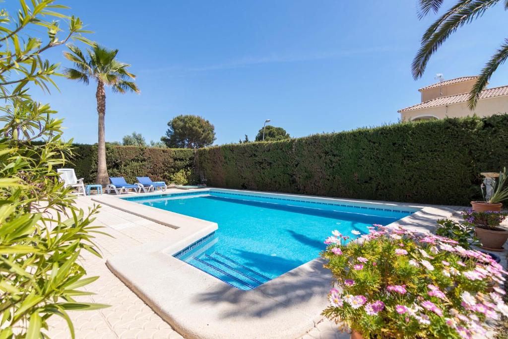 Bazén v ubytovaní Charming one-floor villa with private pool in Los Balcones alebo v jeho blízkosti