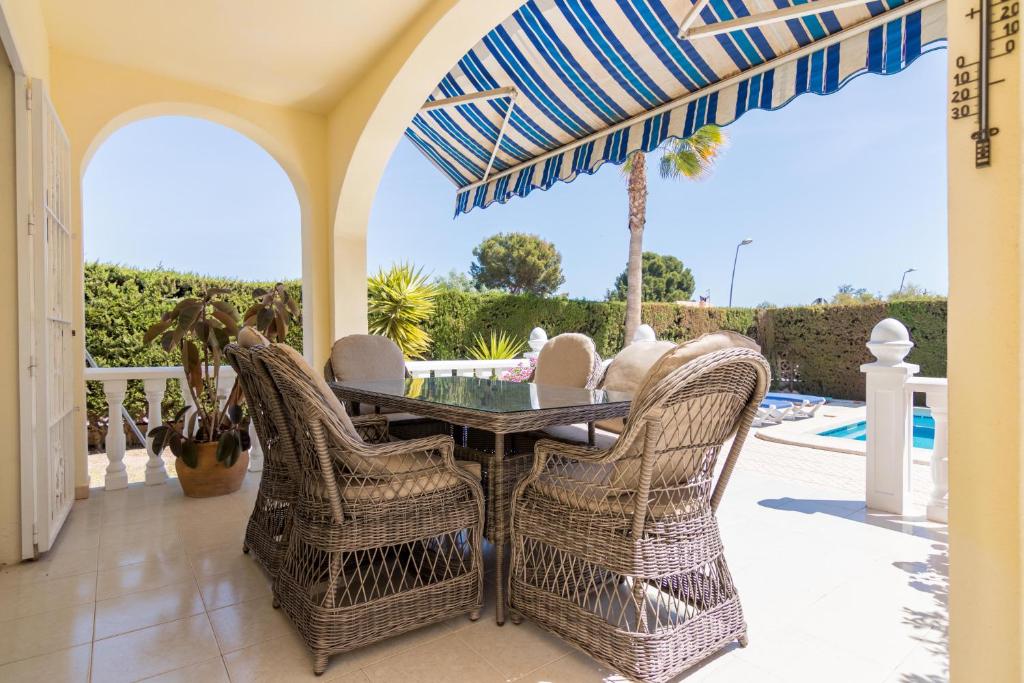 Bazén v ubytovaní Charming one-floor villa with private pool in Los Balcones alebo v jeho blízkosti