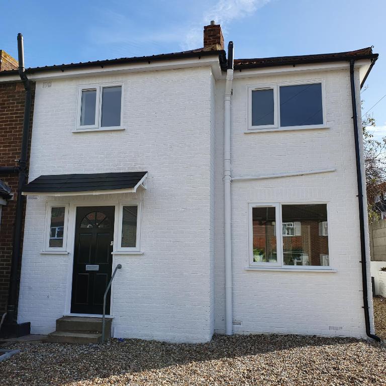 Modern Rochester 3 Bed House with Private Parking