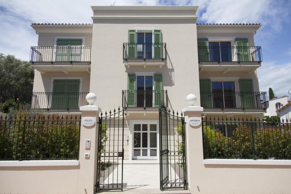 uma casa com um portão em frente em Villa Artemys - Five Stars Holiday House em Saint-Jean-Cap-Ferrat