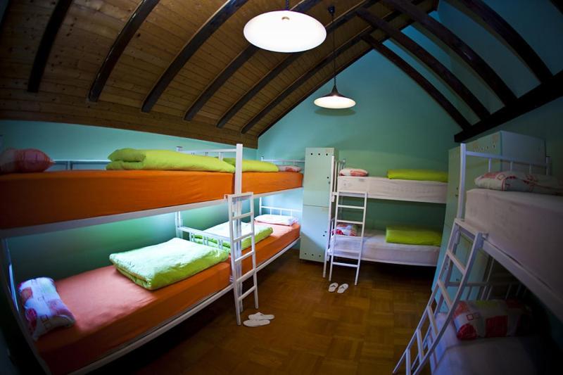 una camera con tre letti a castello in una casa di Hostel Samobor a Samobor