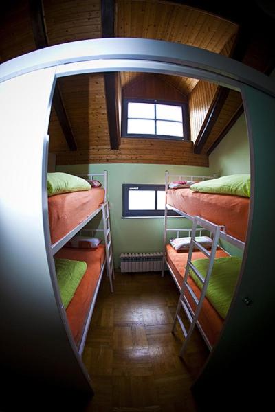 Poschodová posteľ alebo postele v izbe v ubytovaní Hostel Samobor