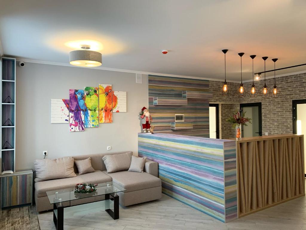 - un salon avec un canapé et un mur coloré dans l'établissement Good Rest, à Chemerivtsi