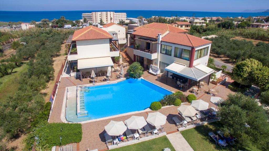 una vista aérea de una casa con piscina en ERIA RESORT for people with special abilities, en Máleme