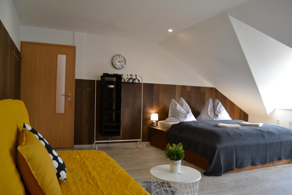 - une chambre avec un lit et un canapé dans l'établissement Apartment ROCI, à Šlapanice