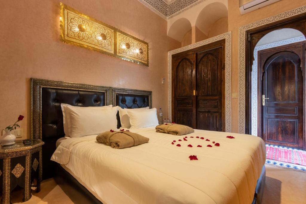 Postel nebo postele na pokoji v ubytování Riad Medina Art & Suites