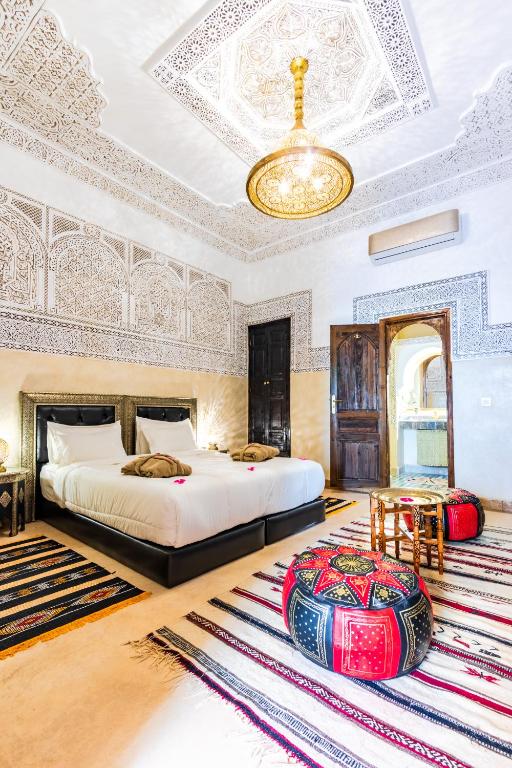 Postel nebo postele na pokoji v ubytování Riad Medina Art & Suites