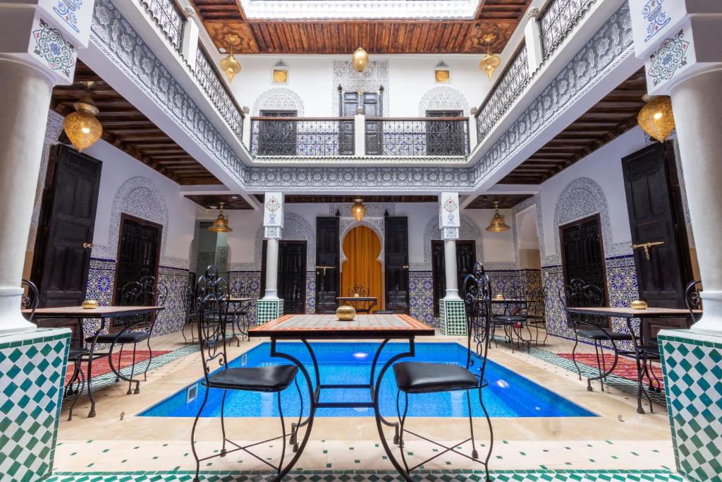 Bazén v ubytování Riad Medina Art & Suites nebo v jeho okolí