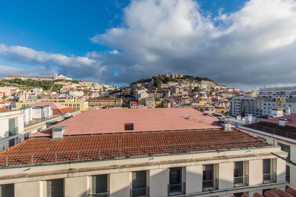 uitzicht op de stad vanaf het dak van een gebouw bij LovelyStay - Lisbon Home With Castle View in Lissabon