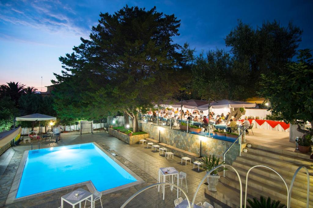 Bazén v ubytování Hotel Calanca nebo v jeho okolí