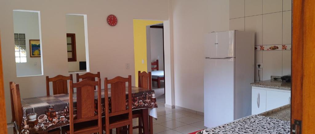  Ubatuba Casa Acomodações ate 10 pessoas. Internet Wi-fi e Ar condicionado