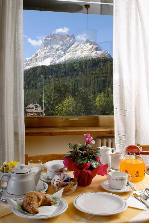 Nespecifikovaný výhled na hory nebo výhled na hory při pohledu z hotelu