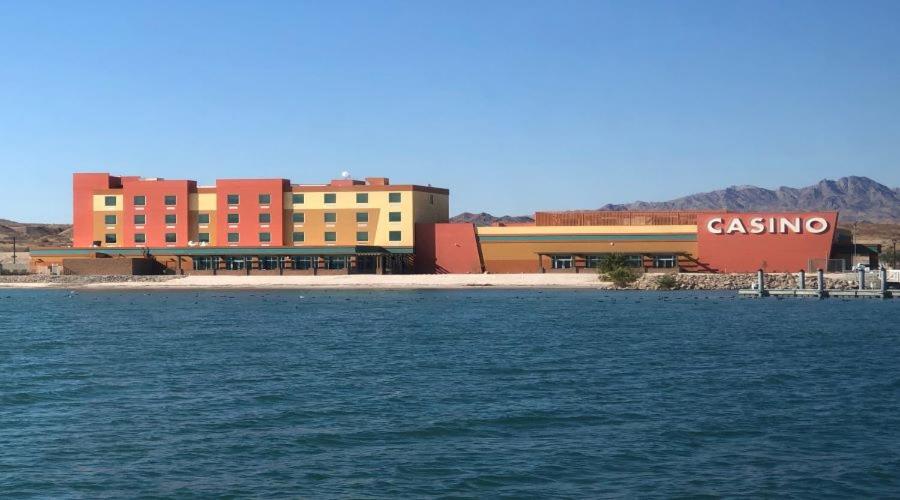 un bâtiment sur la rive d'une masse d'eau dans l'établissement Havasu Landing Resort and Casino, à Havasu Lake