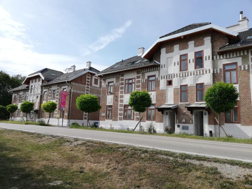 uma fila de casas à beira de uma estrada em Sissi Apartments em Achau