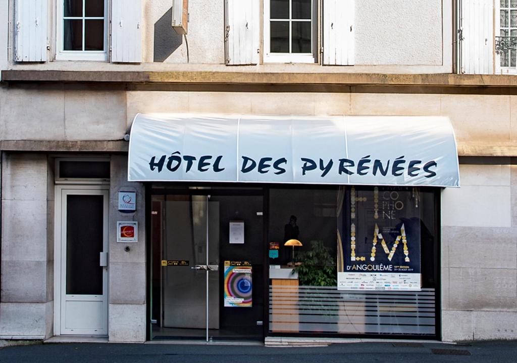 un magasin avec un panneau devant un bâtiment dans l'établissement Hôtel des Pyrénées, à Angoulême