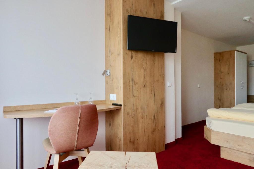TV a/nebo společenská místnost v ubytování DEVA Hotel Renchtalblick