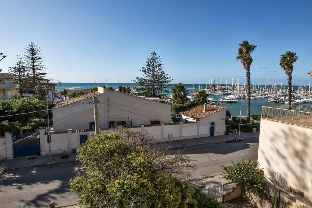 widok na marinę z łodziami na wodzie w obiekcie siciliacasevacanze - Marina Domus 82 w mieście Marina di Ragusa