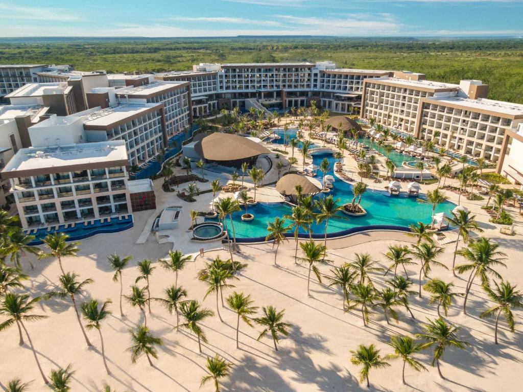 - une vue aérienne sur un complexe avec une piscine et des palmiers dans l'établissement Hyatt Ziva Cap Cana, à Punta Cana