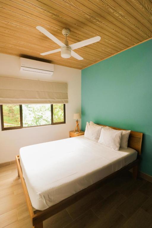 Postel nebo postele na pokoji v ubytování Teva Hotel & Jungle Reserve