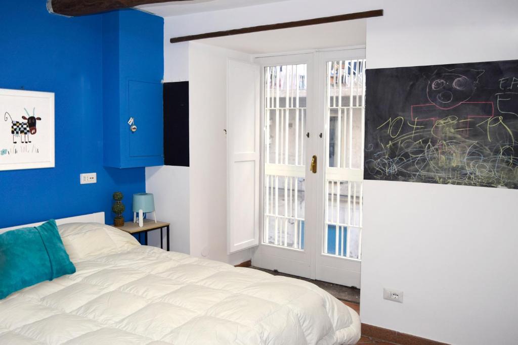 een slaapkamer met een wit bed en blauwe muren bij Giardino d'Atri in Napels