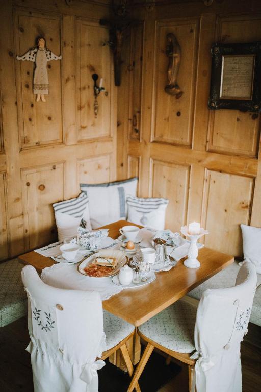 A seating area at Bäcksteinerhof