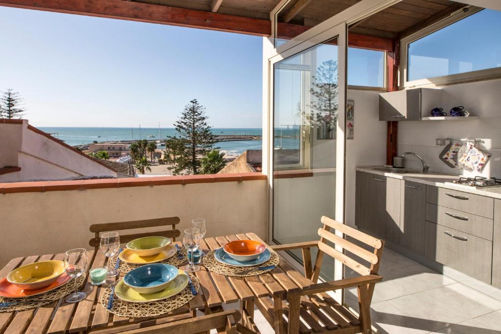 stół z talerzami jedzenia na górze kuchni w obiekcie siciliacasevacanze - Marina Domus 82 w mieście Marina di Ragusa