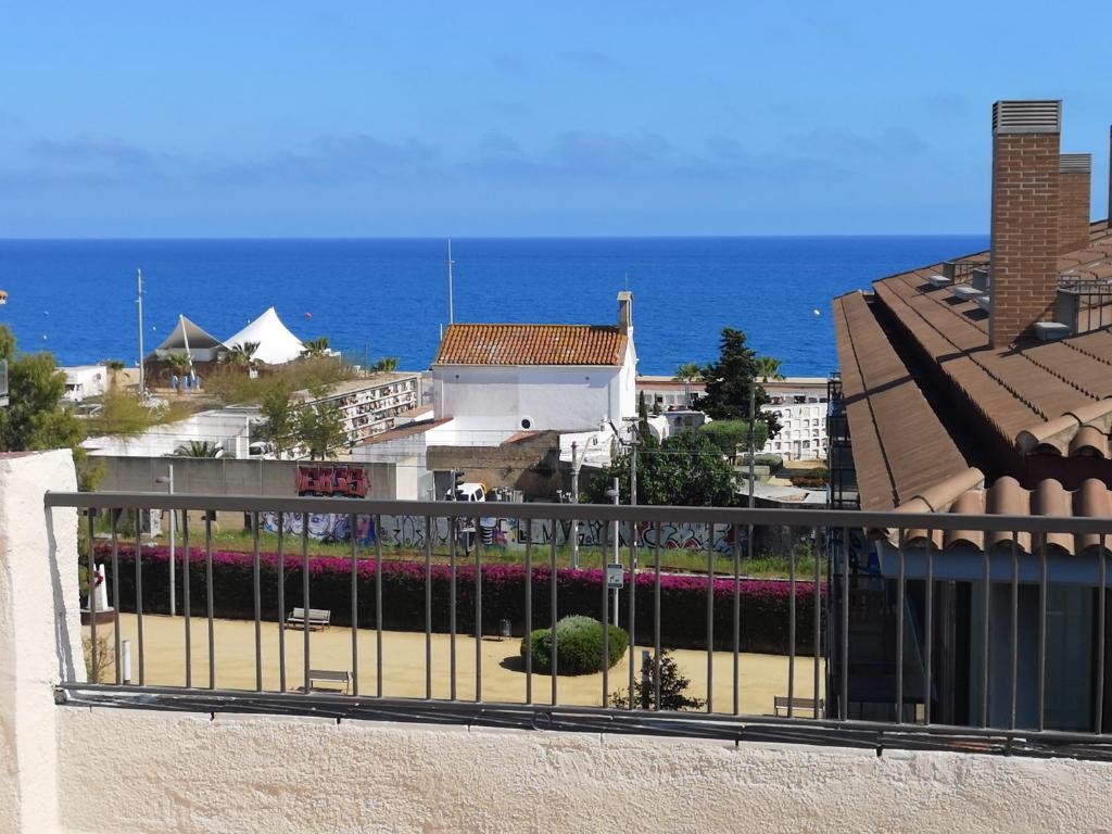einen Balkon mit Meerblick in der Unterkunft Calella Playa Vistas Mar in Calella