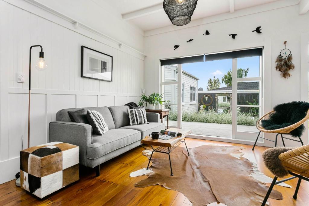 The White House A stylish bungalow with 2 bathrooms and easy walk to town - Housity