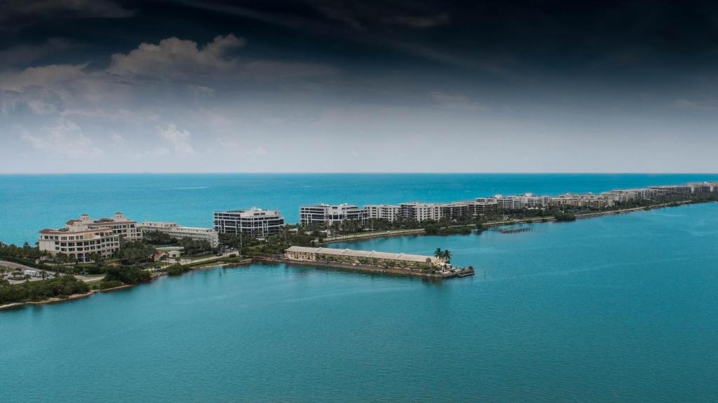 een luchtzicht op een resort in het water bij Palm Beach Resort in Lake Worth