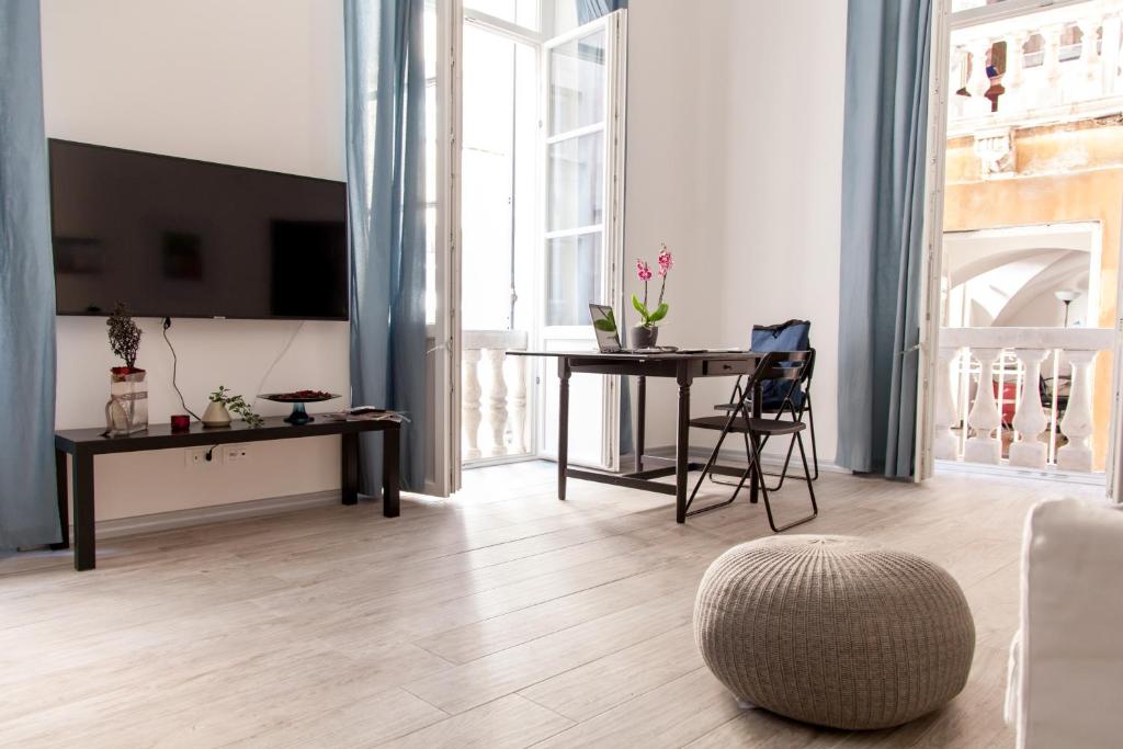 a living room with a table and a desk at NIU LUX Apartments in Genoa