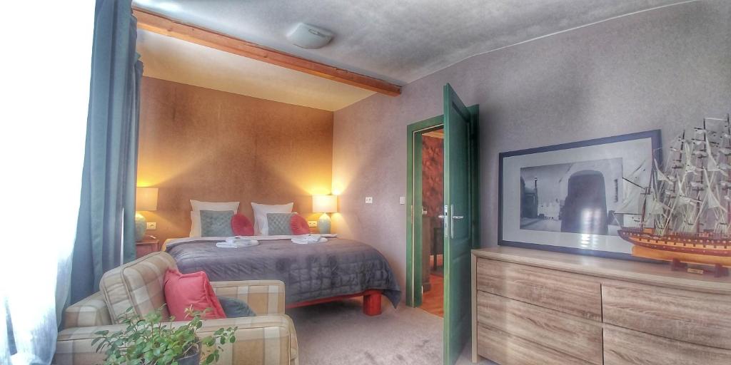 Postel nebo postele na pokoji v ubytování Hotel Telč