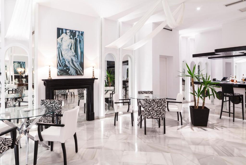 A seating area at Hotel Suites Albayzin Del Mar