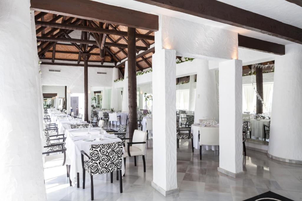 A restaurant or other place to eat at Hotel Suites Albayzin Del Mar