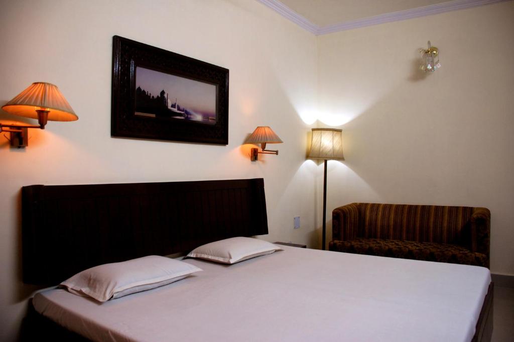 Postel nebo postele na pokoji v ubytování Hotel Kamal Nearest To Taj Mahal