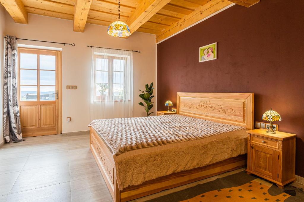una camera da letto con un letto grande e una finestra di Svatá Panna a Loktuše