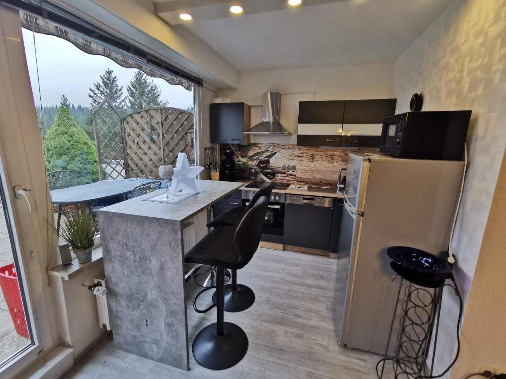 una cucina con bancone e frigorifero di Terrassenhaus Waldblick 637 a Hohegeiss