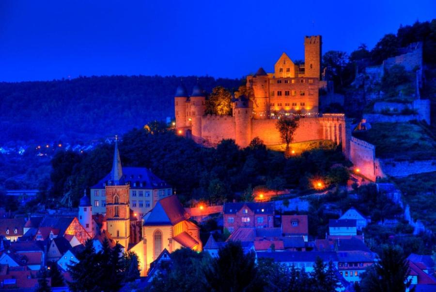 een kasteel op de top van een stad 's nachts bij Mainzimmer Business Appartment - Monteurwohnung mit Burgblick in Wertheim