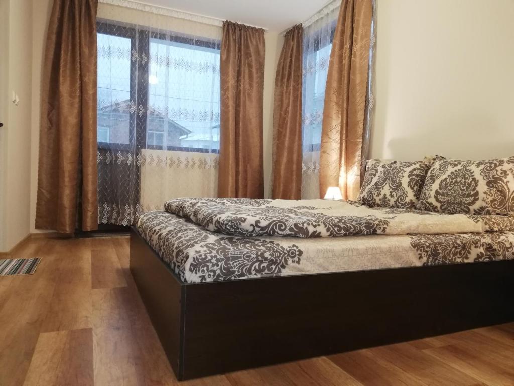 - un canapé dans une chambre avec une grande fenêtre dans l'établissement Апартамент Идилия, à Sapareva Banya