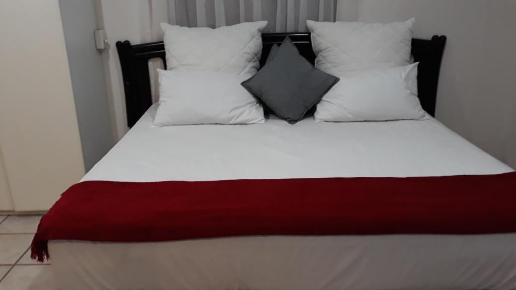 A bed or beds in a room at Oceans on Marine