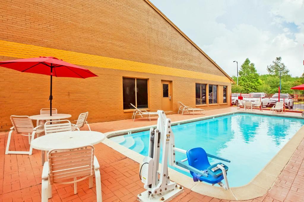 Bazén v ubytování Howard Johnson by Wyndham Houston Hobby Airport nebo v jeho okolí