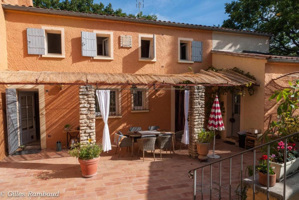 an outside view of a house with a patio at Mas du Kairos in Venasque