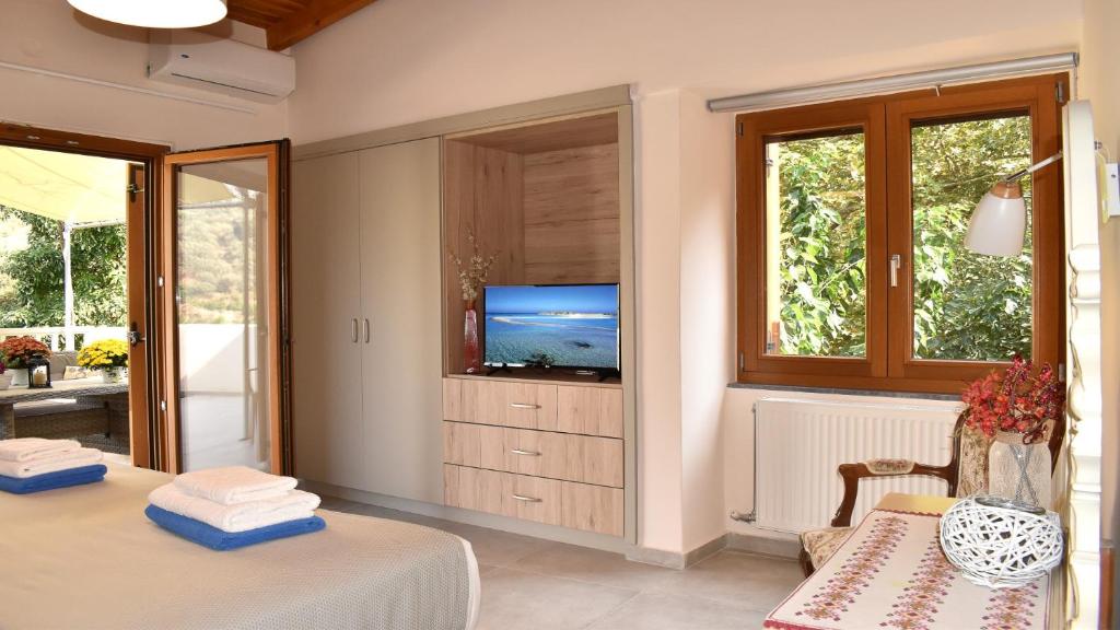 salon z telewizorem w rogu pokoju w obiekcie Platanus House w mieście Mesklá