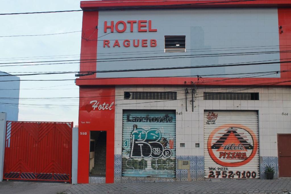una señal de solicitud de hotel en el lateral de un edificio en Hotel Ragueb, en São Paulo