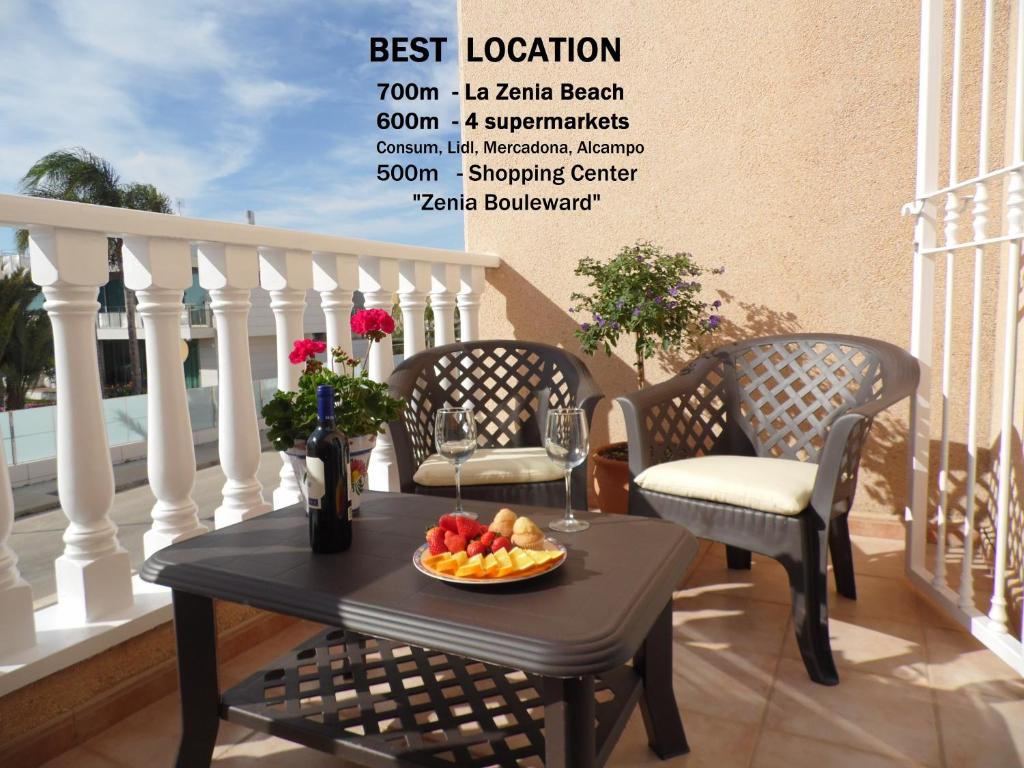 - une table avec un bol de fruits sur le balcon dans l'établissement La Zenia Holiday Home, à Playas de Orihuela