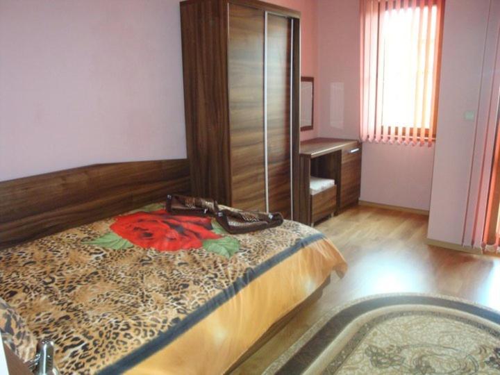 Postel nebo postele na pokoji v ubytování Tzvetelina Palace Hotel
