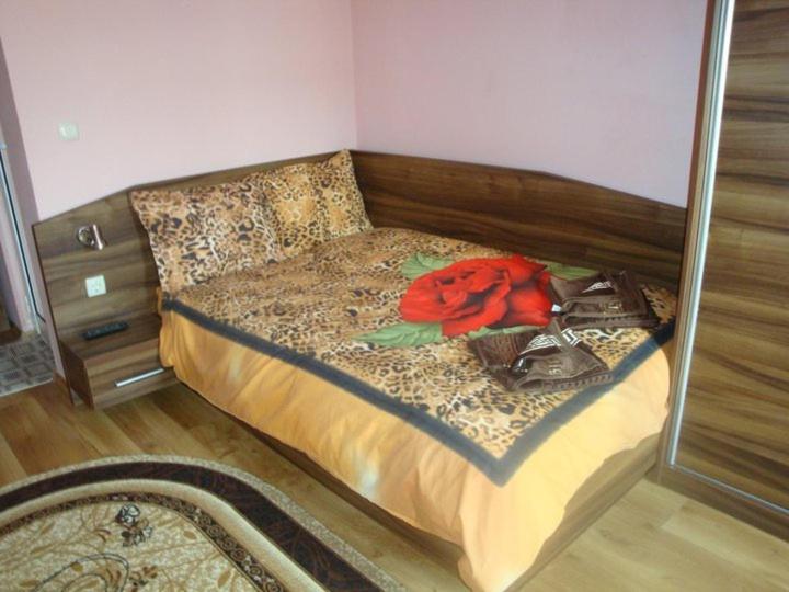 Postel nebo postele na pokoji v ubytování Tzvetelina Palace Hotel