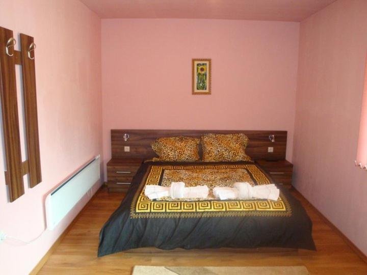 Postel nebo postele na pokoji v ubytování Tzvetelina Palace Hotel